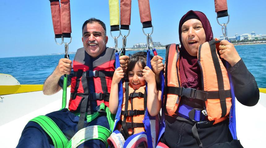 Tekneye bağlı paraş&uuml;tle 50 metreden denize d&uuml;şen Filistinli turist &ouml;ld&uuml; (2)