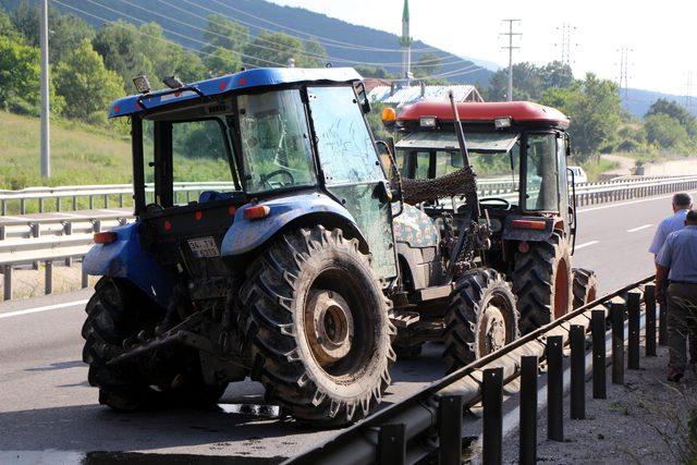 Hafif ticari araç ile traktör çarpıştı: 2 yaralı