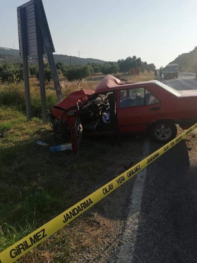 Otomobil trafik levhasına çarptı; 1 ölü 5 yaralı