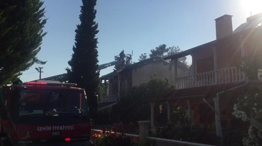 İzmir&rsquo;de villanın &ccedil;atısı yandı