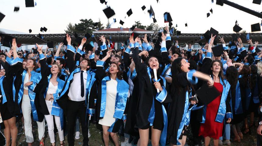 T&uuml;rk Hava Kurumu &Uuml;niversitesi'nde mezuniyet coşkusu