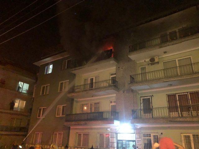 Başkent’te binanın 3. katında çıkan yangında 3 kişi mahsur kaldı