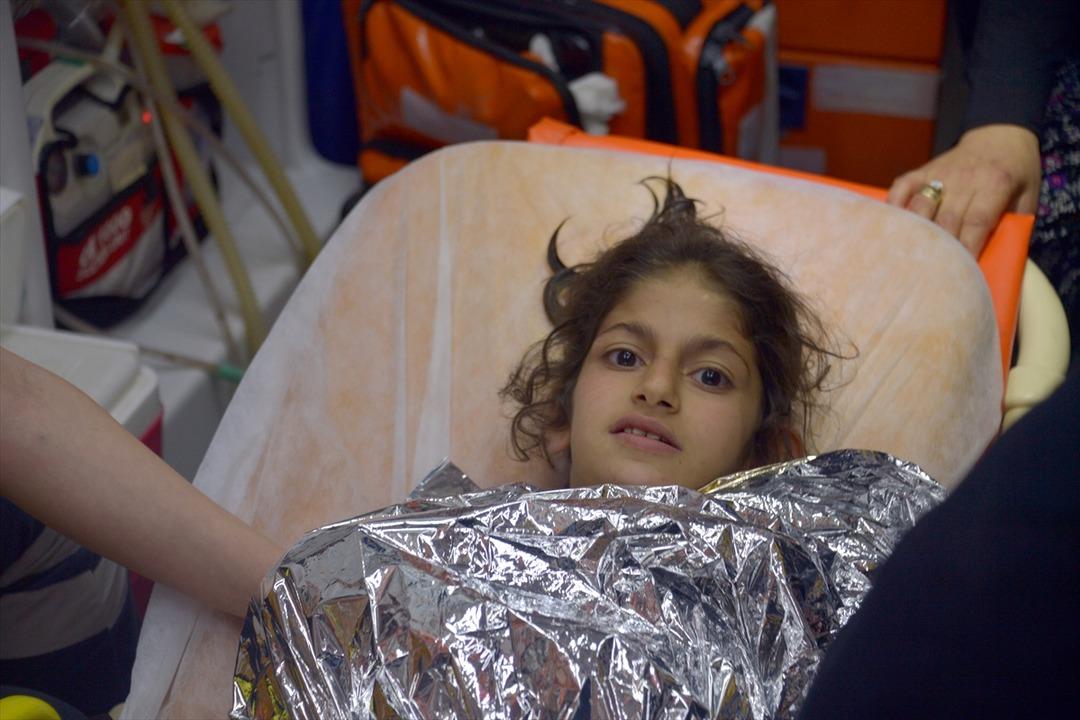 Kayıp kız &ccedil;ocuğu ormanda uyurken bulundu