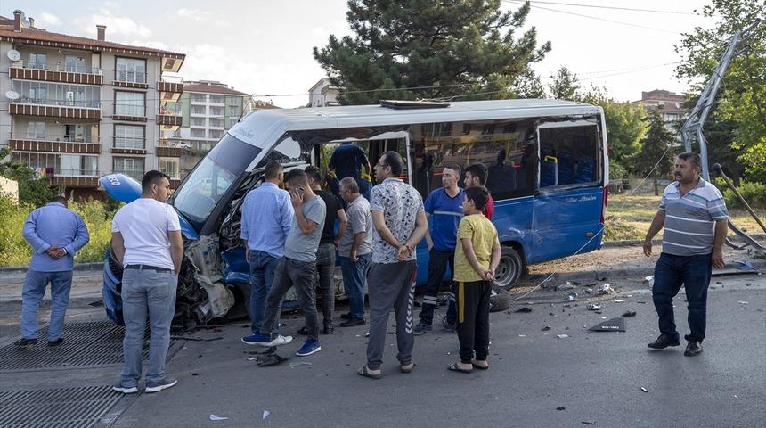 Ankara'da dolmuş ile otomobil çarpıştı: 8 yaralı