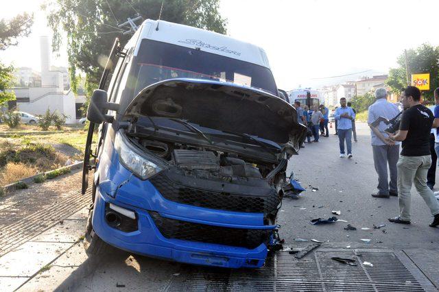 Ankara’da yolcu minibüsü ile otomobil çarpıştı: 7 yaralı