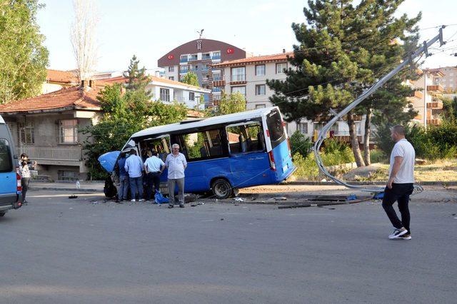 Ankara’da yolcu minibüsü ile otomobil çarpıştı: 7 yaralı