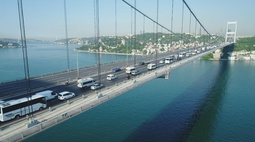 FSM K&ouml;pr&uuml;s&uuml;&rsquo;nde sabah saatlerinde oluşan trafik yoğunluğu havadan g&ouml;r&uuml;nt&uuml;lendi