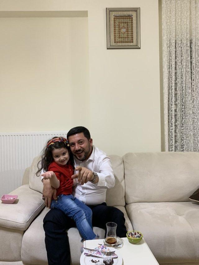 4 yaşındaki Zeynep Su davet etti, Başkan Rasim Arı çaya gitti
