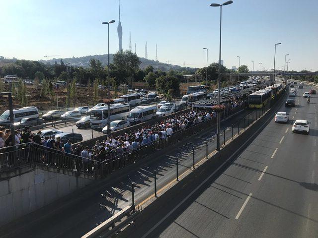 Metrobüs duraklarında yoğunluk