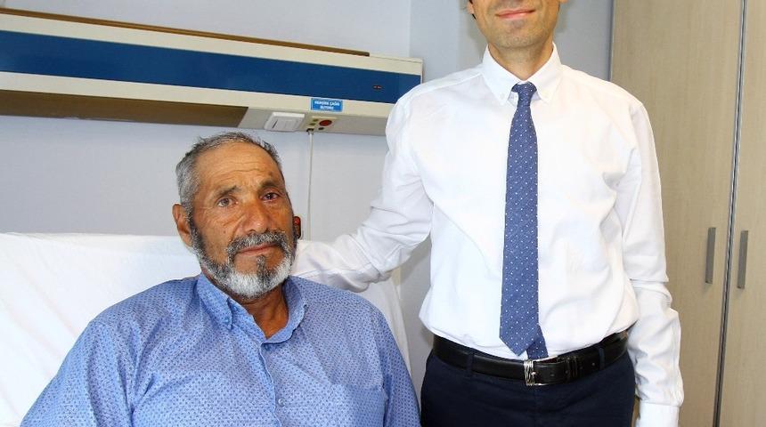 G&ouml;z i&ccedil;i basıncını dikişsiz ameliyatla d&uuml;ş&uuml;r&uuml;p yaşlı şahsın yeniden g&ouml;rmesini sağladılar