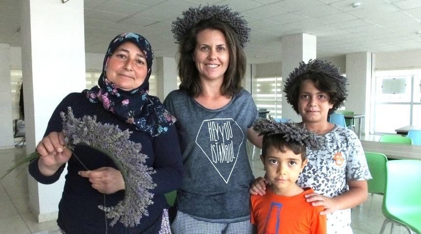 Burhaniye&rsquo;de lavanta ta&ccedil;lar yok satıyor