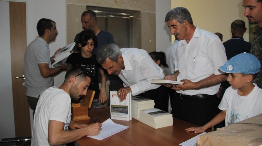 &Ouml;ğretmenler yazdı, gelirini de yetim ve &ouml;ks&uuml;zlere bağışladı