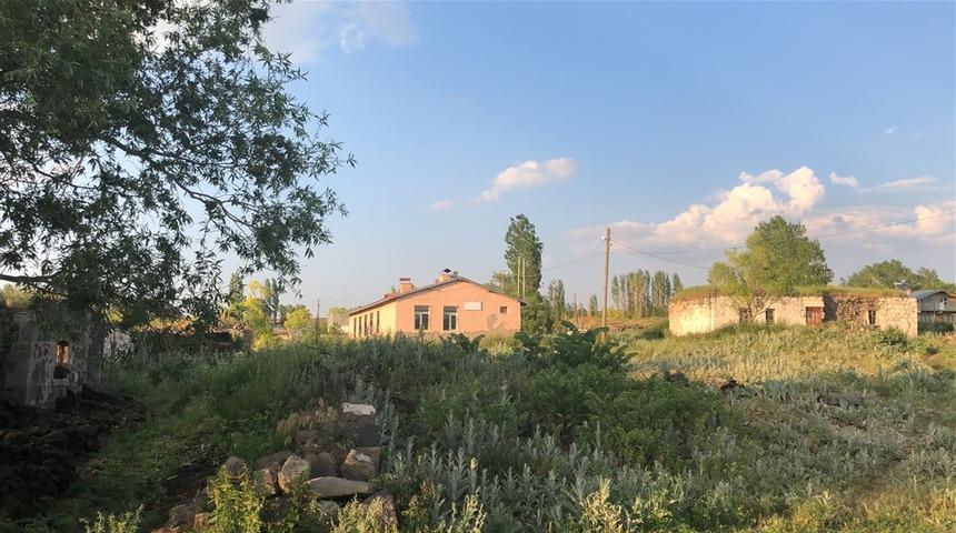 Kars'ta k&ouml;yl&uuml;lerin domuz s&uuml;r&uuml;s&uuml; ve ayı korkusu