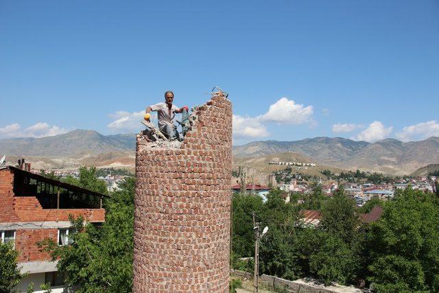 15 metre yüksekliğindeki minareyi tek başına hilti ile kırdı