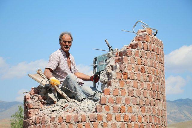 15 metre yüksekliğindeki minareyi tek başına hilti ile kırdı