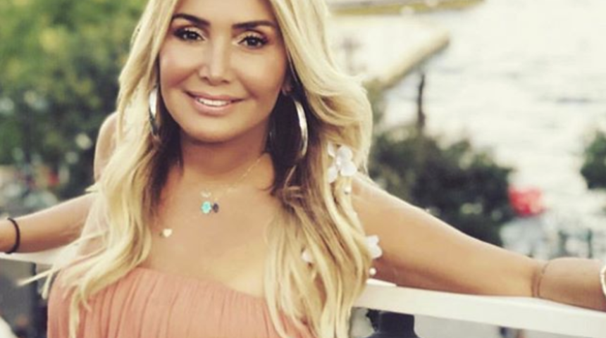 Kim der 55 yaşında! Yonca Evcimik'ten vücut şov