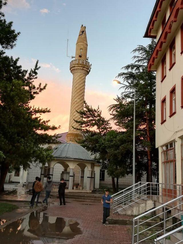 Yıldırım düşmesi sonucu camiinin minaresi hasar gördü