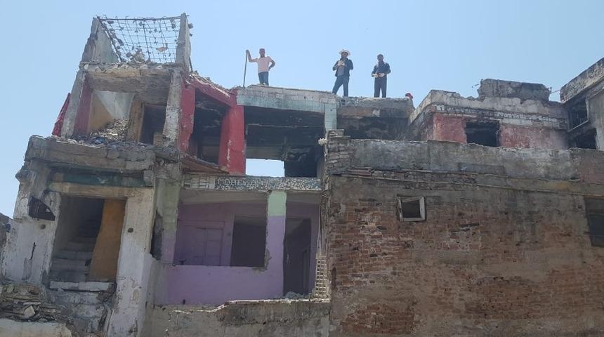 Bağlar Belediyesi metruk yapıları yıkmaya başladı