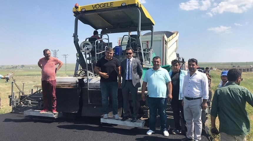 Kaymakam Uzan, asfalt &ccedil;alışmalarını inceledi