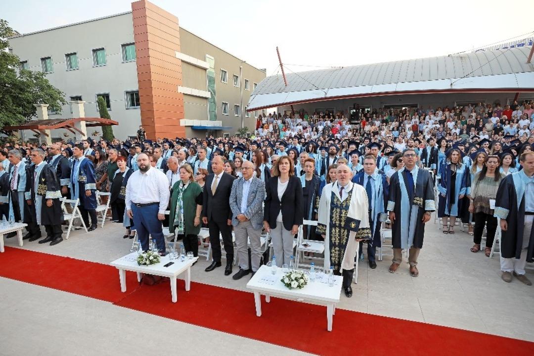 Mezuniyet heyecanıyla yeni yaşamlarına uğurlandılar