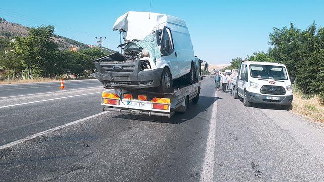 Minibüs traktöre çarptı: 1 ölü, 1 yaralı