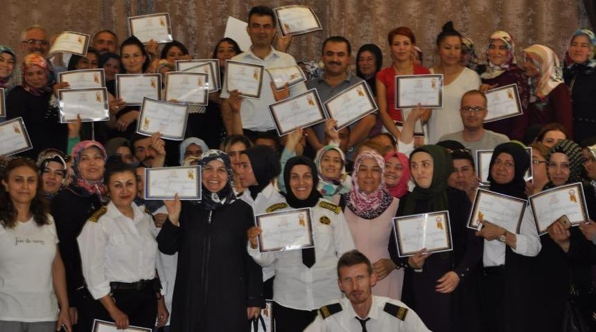 Okullarda İŞKUR kapsamında g&ouml;revini tamamlayanlara teşekk&uuml;r belgeleri verildi