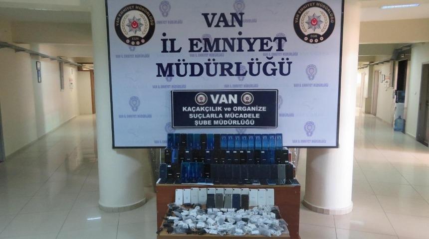Van&rsquo;da 250 bin TL değerinde ka&ccedil;ak telefon ve aksesuarı ele ge&ccedil;irildi