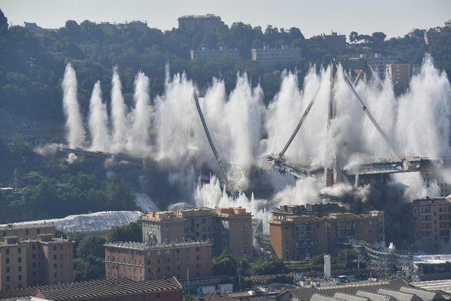 İtalya’da 43 kişiye mezar olan köprü kontrollü şekilde yıkıldı