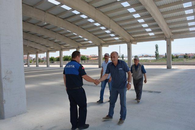 Şuhut’ta Başkan Vekili Us ve Belediye Meclis üyelerinden kapalı pazar yeri incelemesi