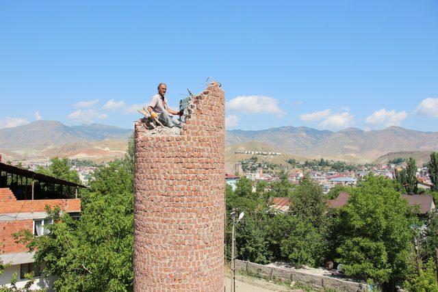 15 metrelik minareyi matkapla yıkıyor