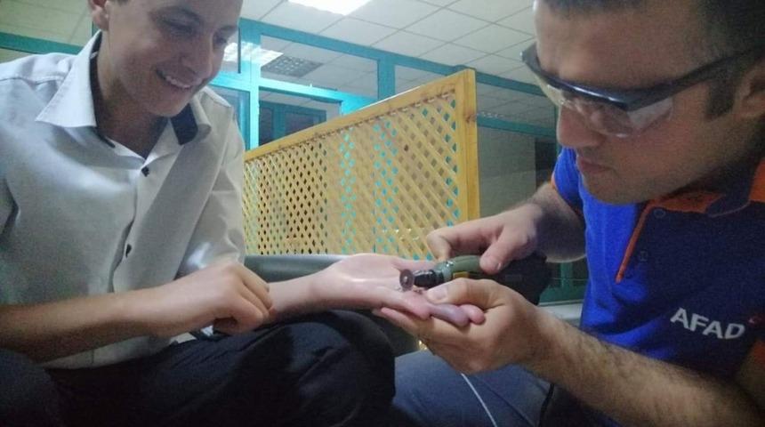 AFAD ekipleri, parmakta sıkışan y&uuml;z&uuml;ğ&uuml; &ccedil;ıkarttı