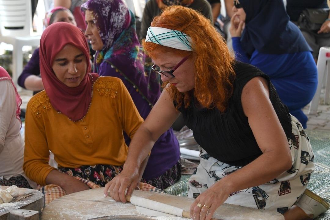 &Uuml;z&uuml;ml&uuml; Mahallesi kadınları, lezzetlerini kentlilerle buluşturdu