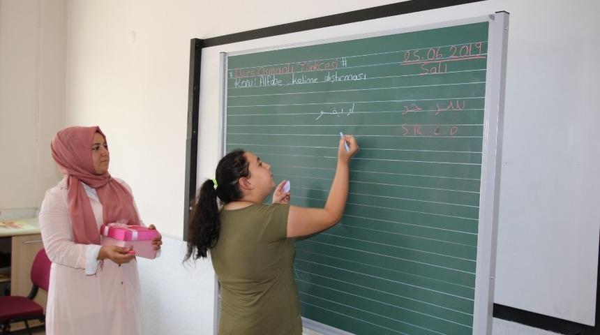 Gen&ccedil;ler Osmanlıca &Ouml;ğreniyor