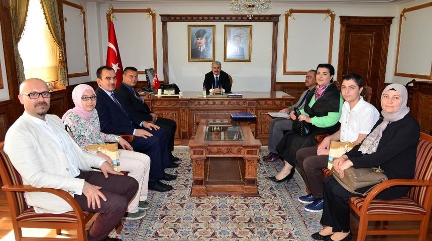 LGS&rsquo;de başarılı &ouml;ğrencilere Vali Akın&rsquo;dan &ouml;d&uuml;l