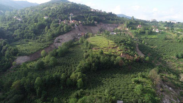 Heyelanlı mahallede yamaçtaki evler askıda kaldı