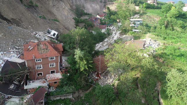 Heyelanlı mahallede yamaçtaki evler askıda kaldı