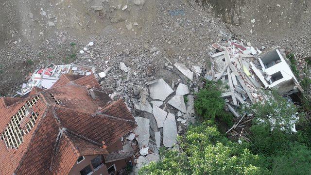 Heyelanlı mahallede yamaçtaki evler askıda kaldı