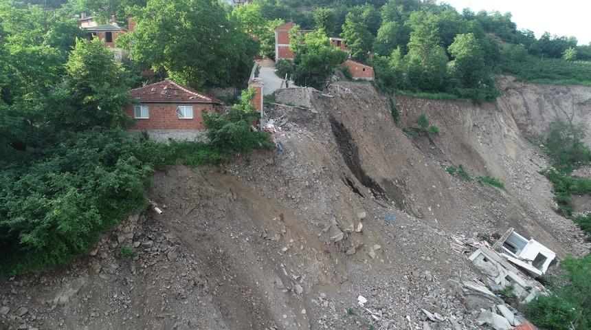 Heyelanlı mahallede yamaçtaki evler askıda kaldı