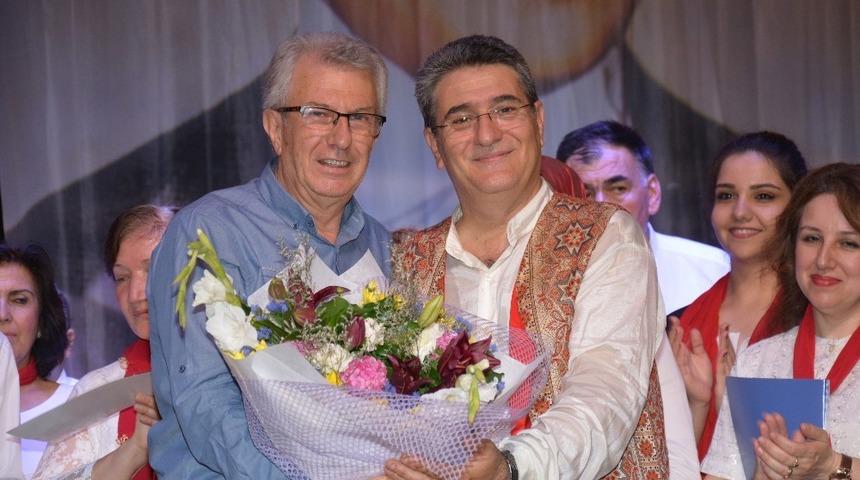 &Ouml;demiş Belediye Başkanına sahnede doğum g&uuml;n&uuml; s&uuml;rprizi