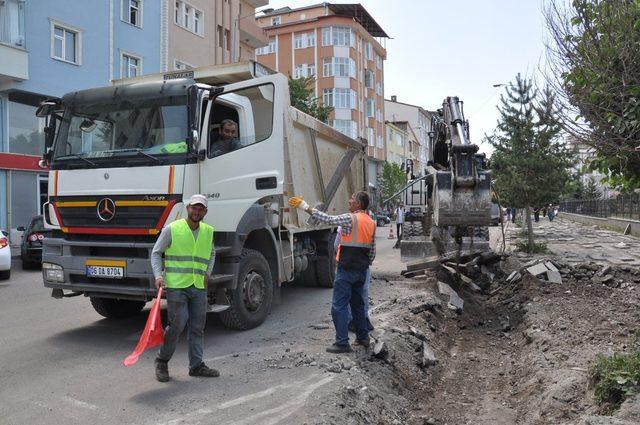 Karayolları Kars’ta kaldırımları yapıyor