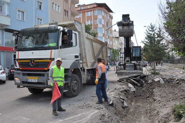 Karayolları Kars’ta kaldırımları yapıyor