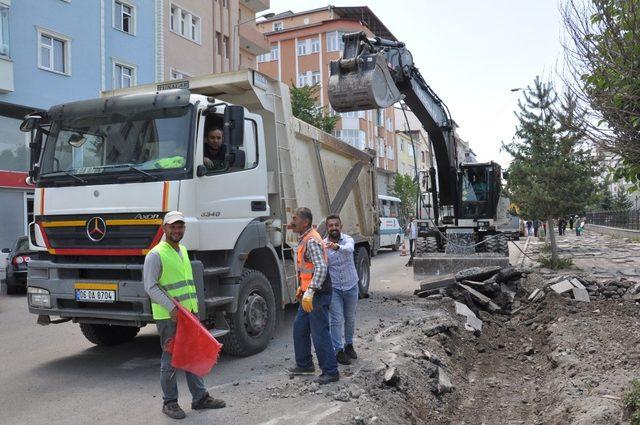 Karayolları Kars’ta kaldırımları yapıyor