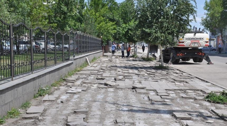 Karayolları Kars&rsquo;ta kaldırımları yapıyor