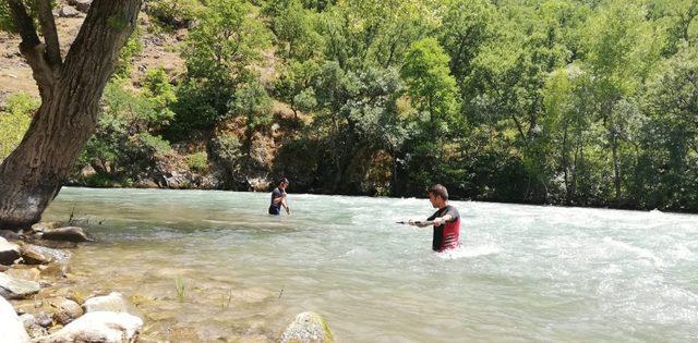 Munzur Çayı’na düşen genci arama kurtarma çalışmaları