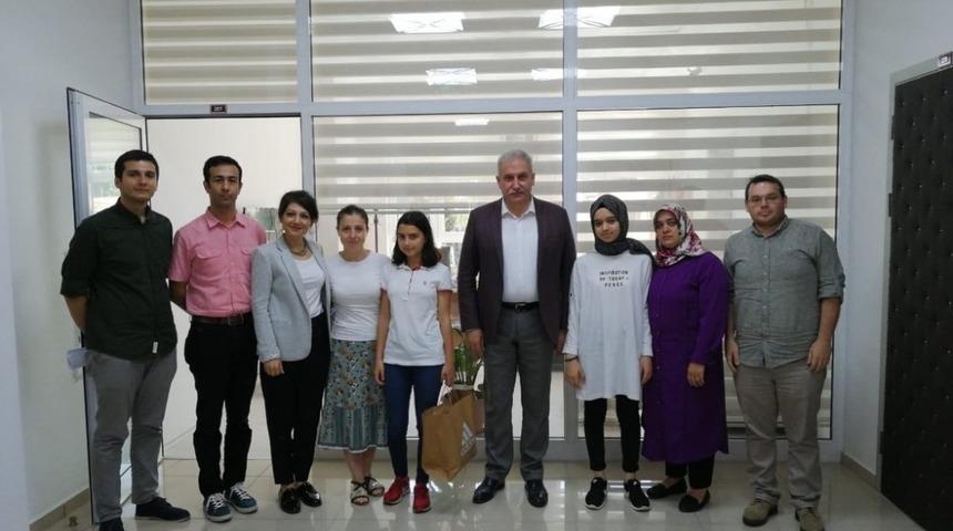 G&uuml;mr&uuml;k&ccedil;&uuml; dereceye giren gen&ccedil;leri tebrik etti