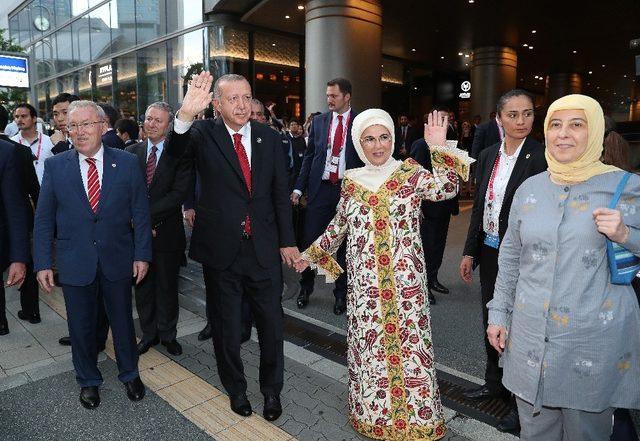 Erdoğan ve eşi Japonya’da Türk vatandaşlarını selamladı