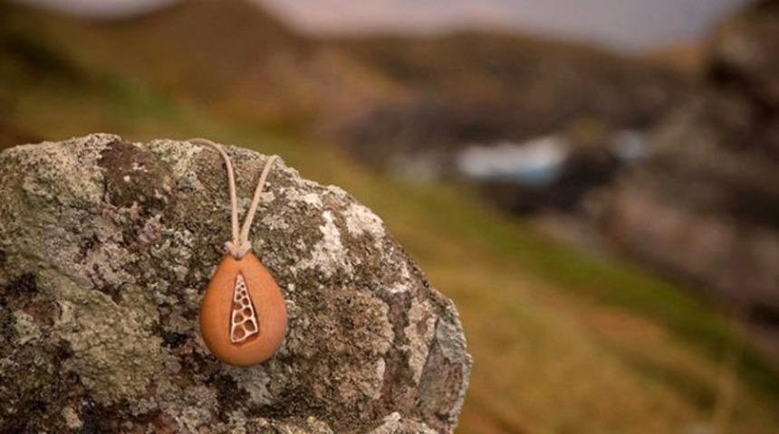  1 yıl boyunca boynunda taşıdığı kolyenin içinden çıkanı görünce neye uğradığını şaşırdı!