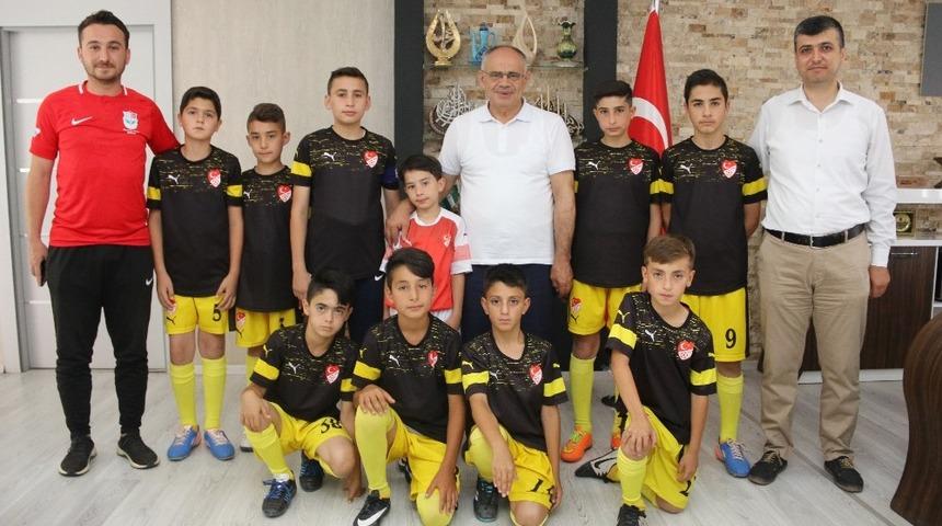 Başkan &Ouml;zt&uuml;rk, Yahyalı Spor Okulu&rsquo;nu Makamında Kabul Etti