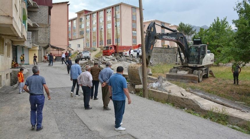 Hakkari’de yol genişletme çalışması
