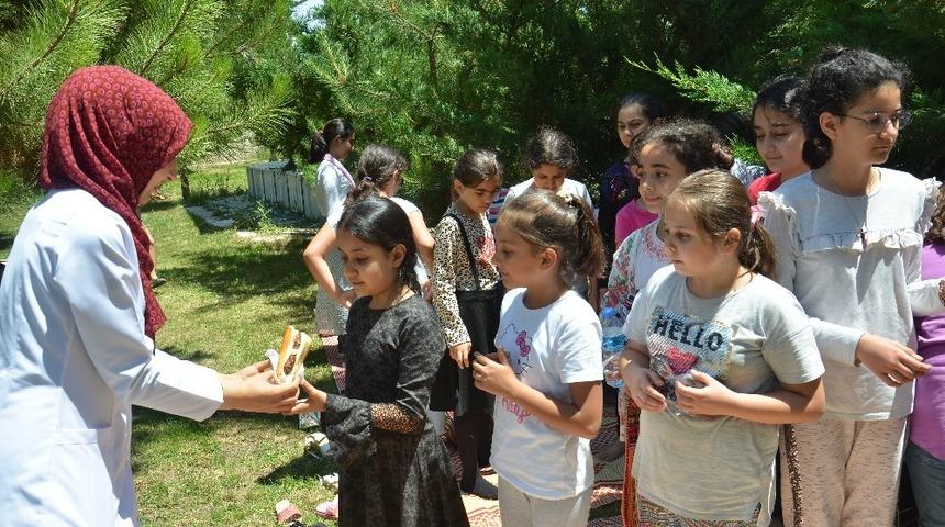 Kur’an kursu öğrencilerine köfte ekmek ikramı